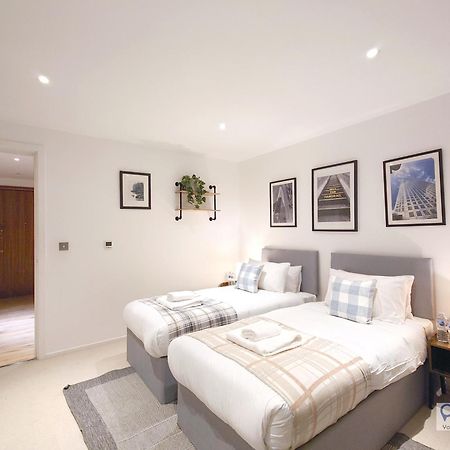 Deluxe Two Bed Apartment With River & City View 런던 외부 사진