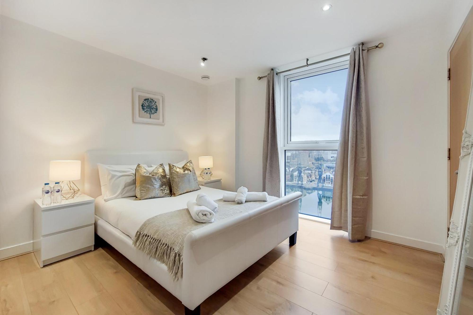 Deluxe Two Bed Apartment With River & City View 런던 외부 사진