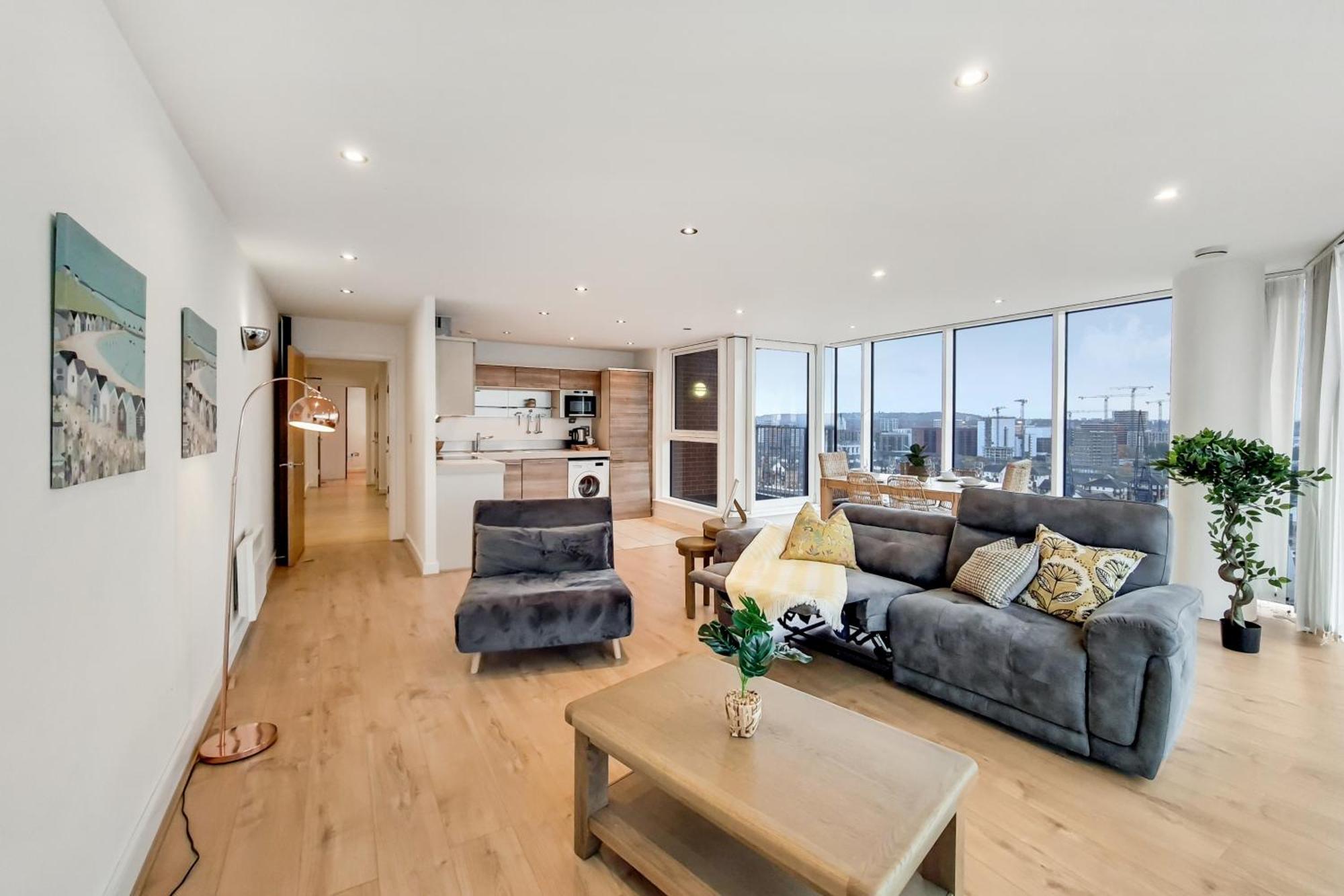 Deluxe Two Bed Apartment With River & City View 런던 외부 사진
