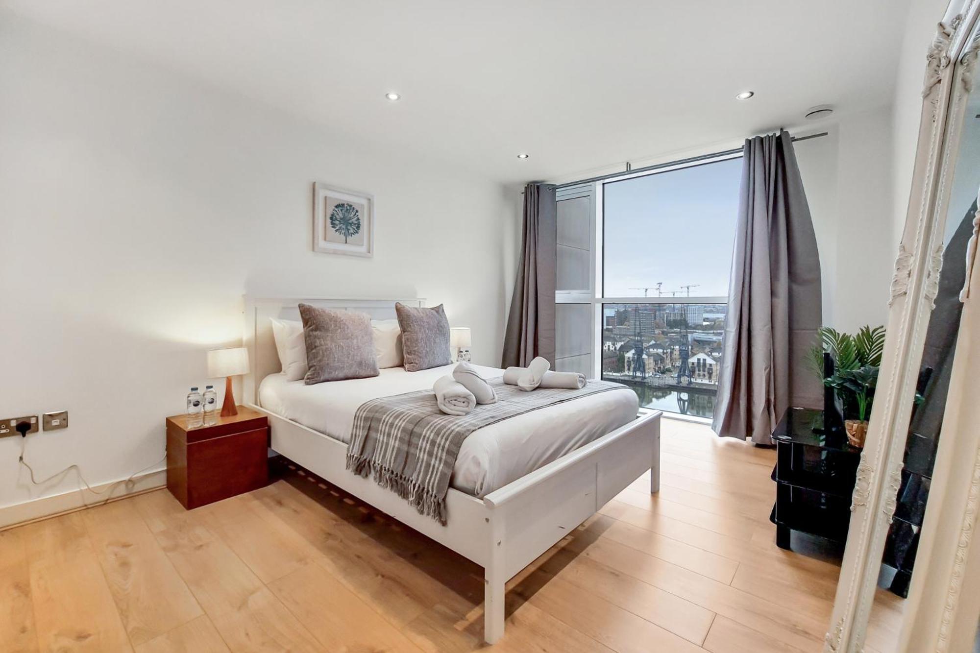 Deluxe Two Bed Apartment With River & City View 런던 외부 사진