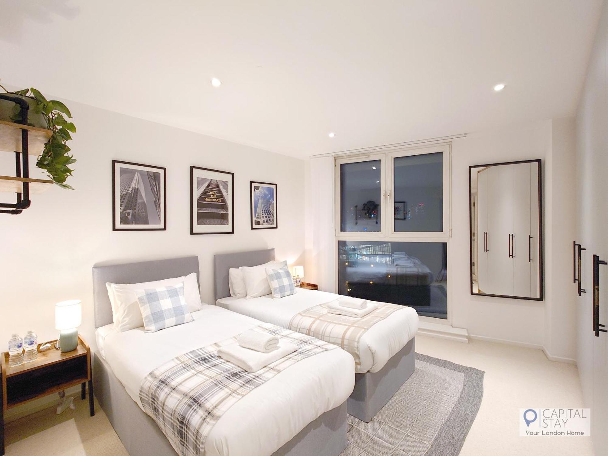 Deluxe Two Bed Apartment With River & City View 런던 외부 사진