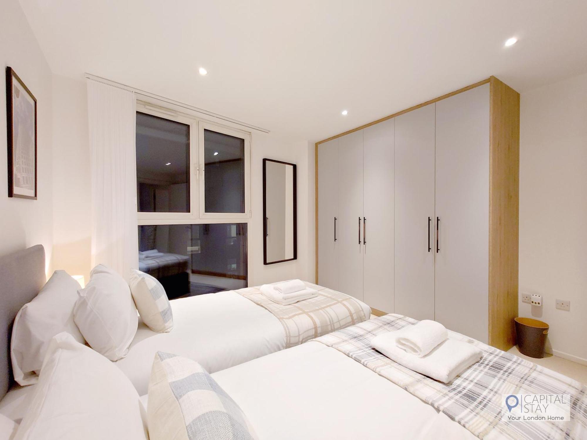 Deluxe Two Bed Apartment With River & City View 런던 외부 사진