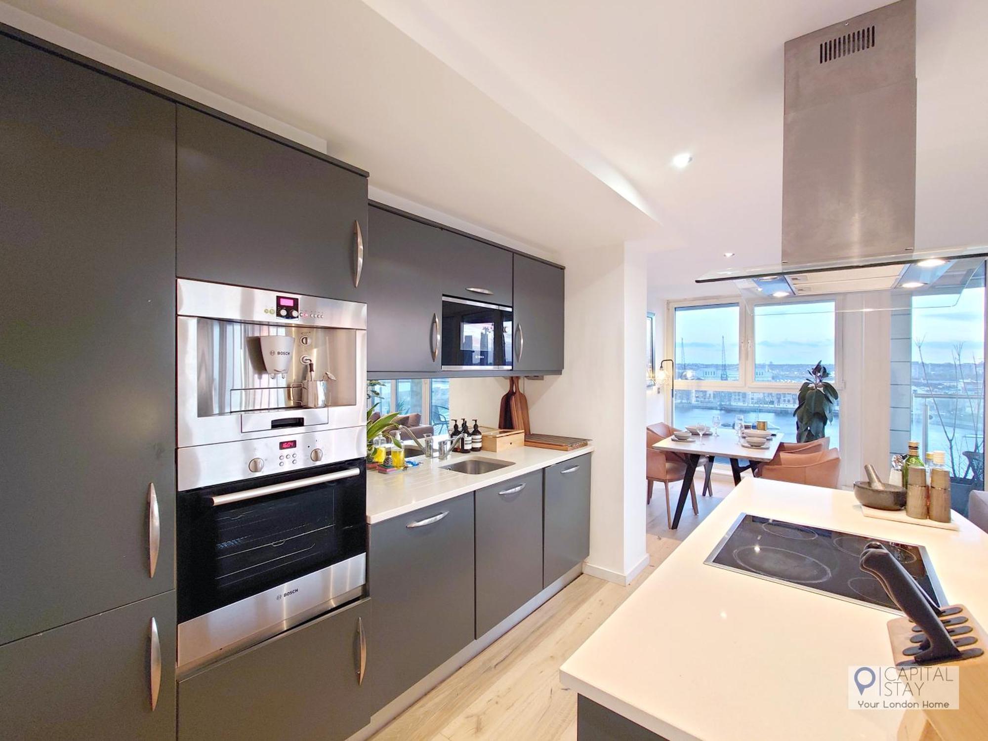 Deluxe Two Bed Apartment With River & City View 런던 외부 사진
