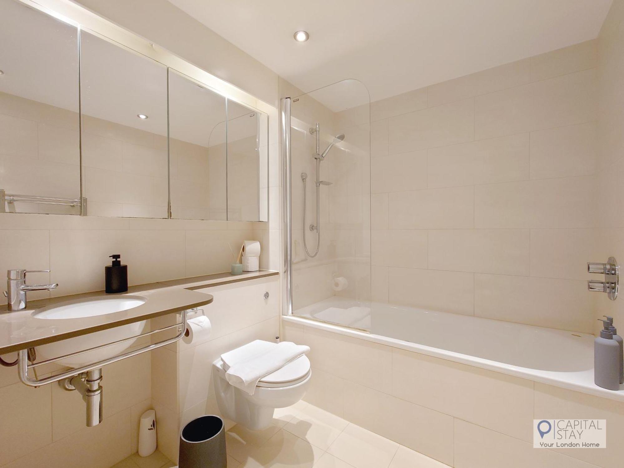 Deluxe Two Bed Apartment With River & City View 런던 외부 사진