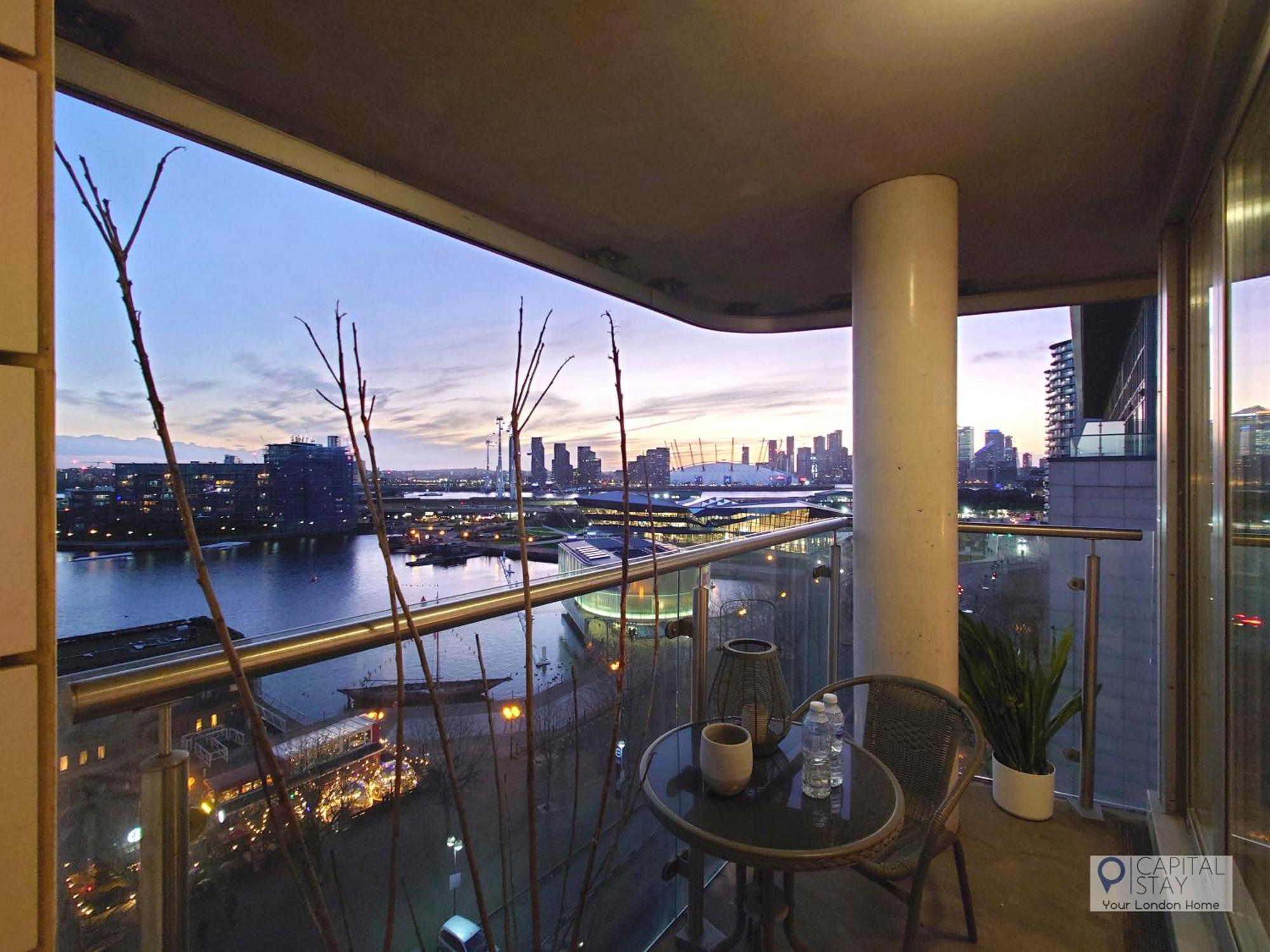 Deluxe Two Bed Apartment With River & City View 런던 외부 사진